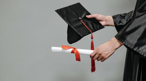 Mujer es condenada por falsificar títulos universitarios para ocupar importante cargo público - Radio Imperio 106.7 FM