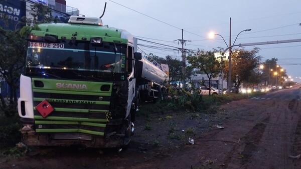 Cisterna cruza paseo central, pierde combustible y bloquea tránsito en Madame Lynch