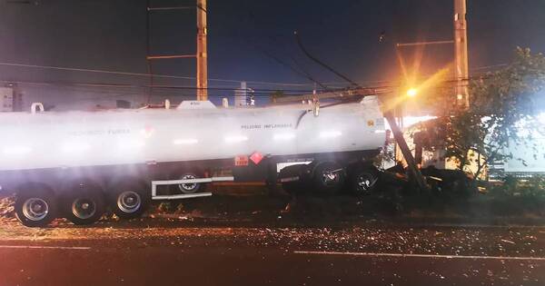 La Nación / Un camión cisterna quedó varado en el paseo central de Calle Última