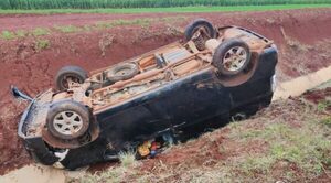 Accidente con suerte: se salvó luego de que su vehículo volcara en una cuneta