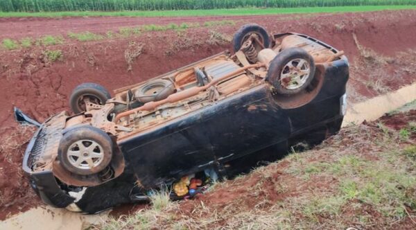 Accidente con suerte: se salvó luego de que su vehículo volcara en una cuneta