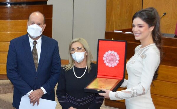 Placa de embajadora de la belleza nacional para Nadia Ferreira