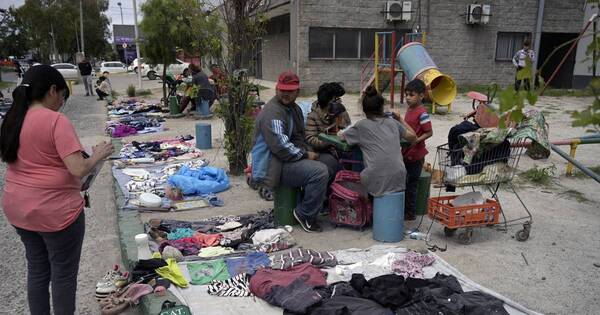 La Nación / Una camiseta por arroz o huevos: crisis argentina retorna el trueque