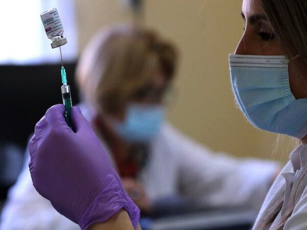 Investigan efectos de AstraZeneca en vasos sanguíneos