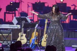 Latin Grammy rinde homenaje a Laura Pausini en boca de sus amigos, de Alejandro Sanz a Fonsi - Música - ABC Color
