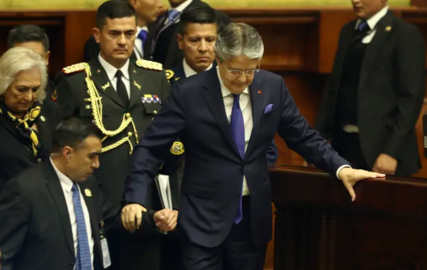 Presidente de Ecuador firma «muerte cruzada» y disuelve el Parlamento