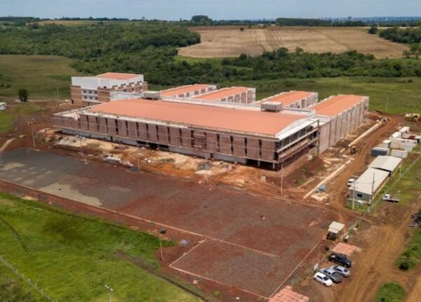 Diario HOY | Pese a inclemencia, avanza obra del Gran Hospital del Sur
