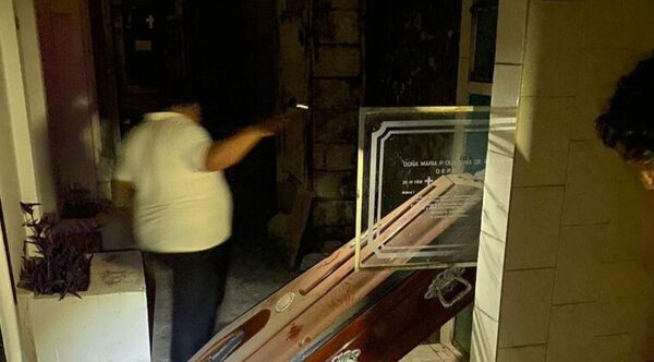 Dos hombres detenidos por intentar robar un ataúd
