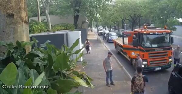 [VIDEO] Valientes conductores impiden que arriero siga agrediendo a una mujer