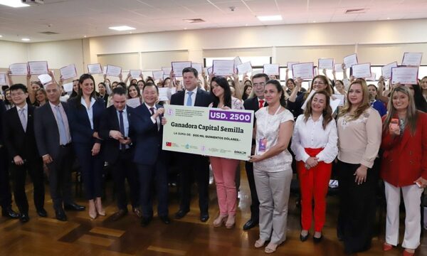 Cien emprendedoras recibieron aporte de USD 2.500 para potenciar sus negocios