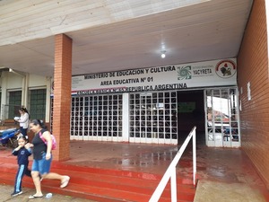 Delincuentes ingresan a escuela y roban objetos de valor en aulas