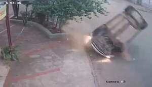 Video: conductora salió ilesa de espectacular choque y vuelco en Pedro Juan Caballero - Policiales - ABC Color