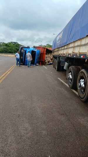 Vehículo transportador de fideo pierde control y vuelca a un costado de la ruta en La Colmena - Nacionales - ABC Color