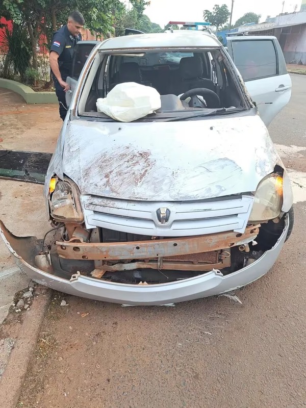 Mujer sale ilesa al chocar y volcar en su vehículo