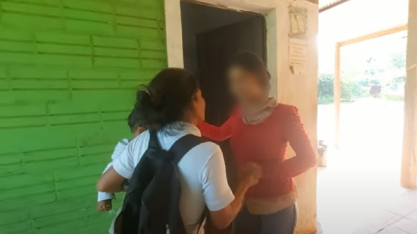 Embarazada del padrastro tuvo prohibido ir al hospital