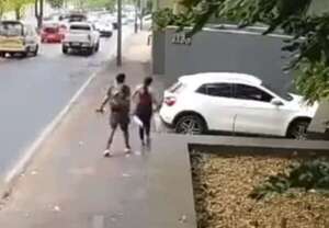 Video: hombre agrede a una mujer en la calle y conductores intervienen; esto dijo uno de ellos  - Policiales - ABC Color