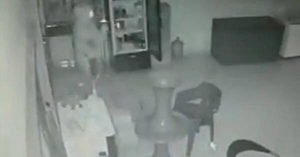 La Nación / En plena madrugada delincuentes roban una despensa en Yaguarón