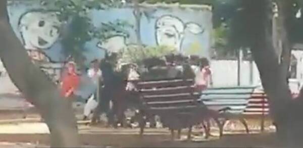 [VIDEO] ¡Haihue! Pelea campal entre estudiantes de colegios rivales