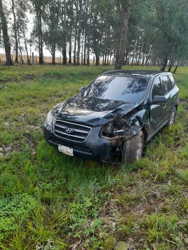 Agente policial choca con un caballo en Villa Florida