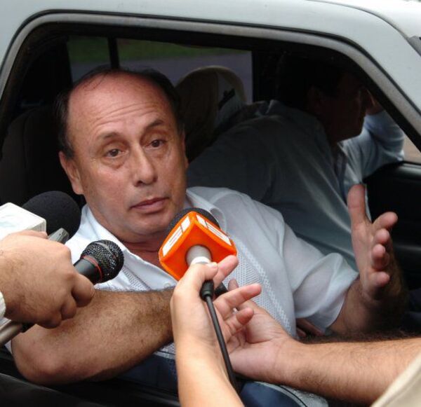 Parlasuriano es denunciado por vacunarse irregularmente