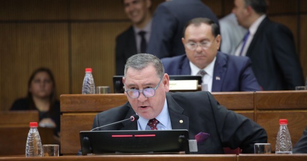 Zacarías Irún da el salto a Honor Colorado y anticipa una fuga de abdistas en el Senado