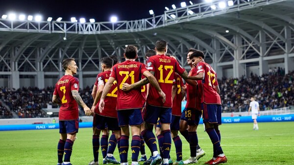 España asegura el liderato con placidez