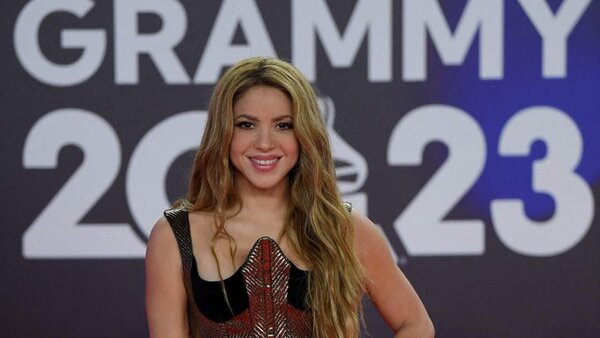 Shakira dedica su Latin Grammy al público español por su apoyo “en los tiempos difíciles”