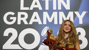Los Latin Grammy más españoles coronan a Shakira, Karol G, Bizarrap y Lafourcade