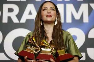 Los Latin Grammy más españoles coronan a Natalia Lafourcade, Shakira, Karol G, Bizarrap y Barrera - Música - ABC Color