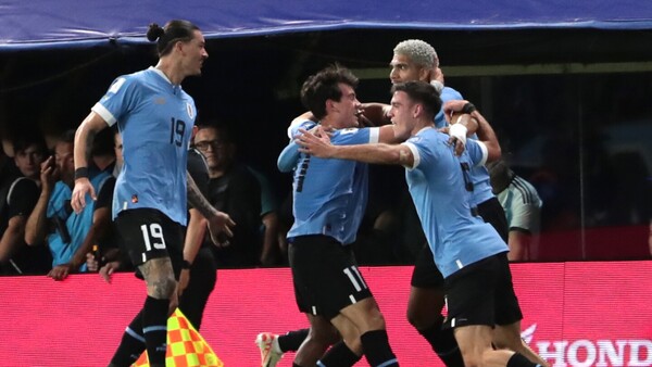 Uruguay, con Bielsa a la cabeza, asesta un 'Bombonerazo’