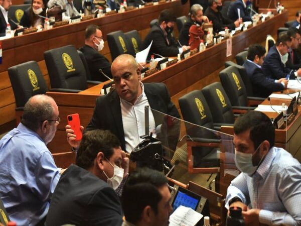 HC queda reducido, mientras Añetete habla con Ramírez