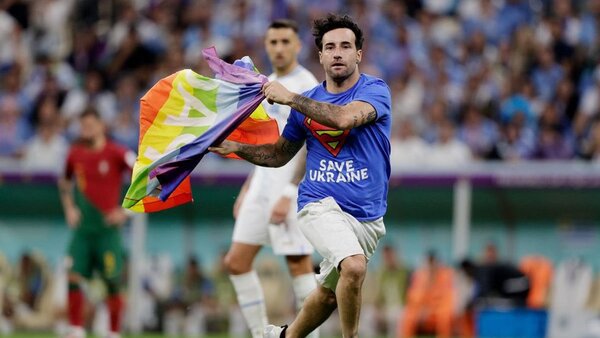 Qatar: Entra a la cancha con bandera de la comunidad y varios mensajes