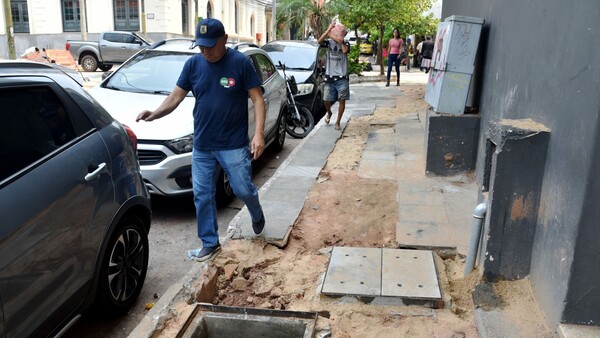 Riesgoso tránsito por calle Palma: Cuestionan desorganización en obra