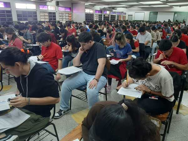 Diario HOY | Aspirantes a la carrera de Medicina rinden examen final hoy