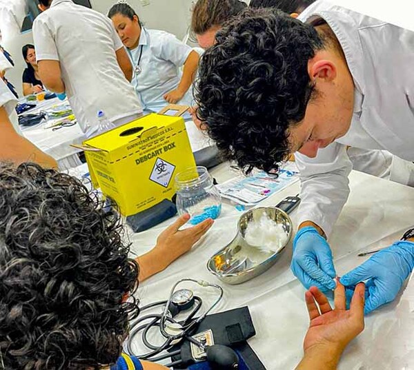 Estudiantes de UPE realizaron atención médica gratuita a la comunidad en lucha contra diabetes e hipertensión | DIARIO PRIMERA PLANA