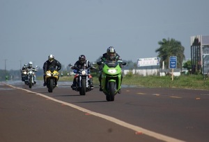Motociclistas van llegando a la frontera - Radio Imperio 106.7 FM