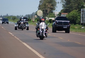 Motociclistas van llegando a la frontera