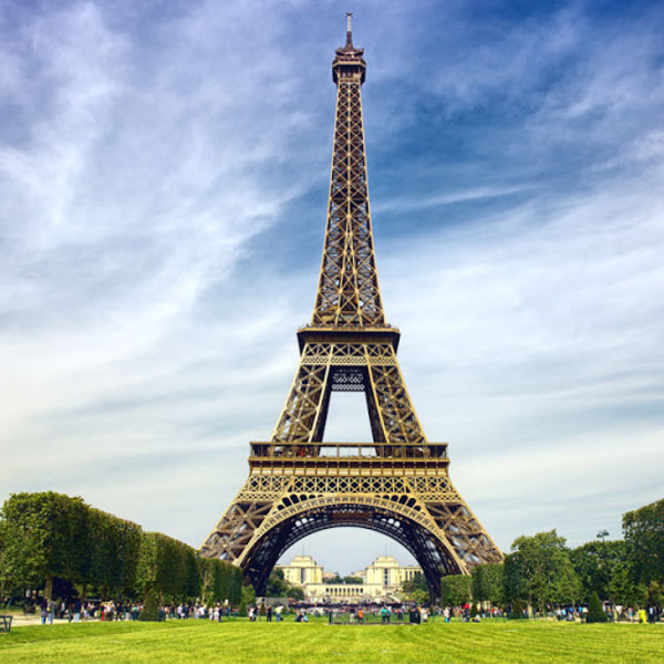 La Torre Eiffel de París reabre sus puertas a turistas y al publico en general