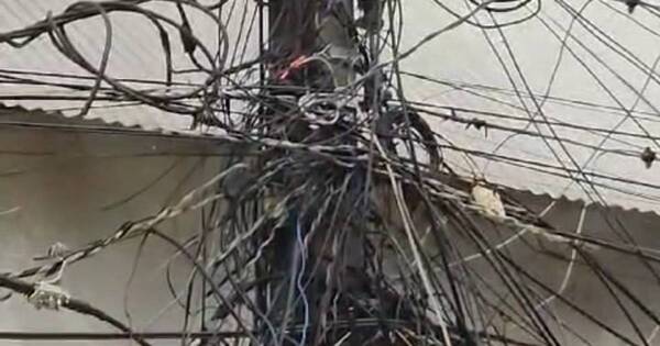 La Nación / Enjambre de cables se incendió en medio de compristas en centro comercial de CDE