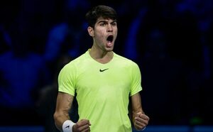 Versus / Alcaraz derrota a Medvedev y logra el último boleto a semifinales del Masters ATP