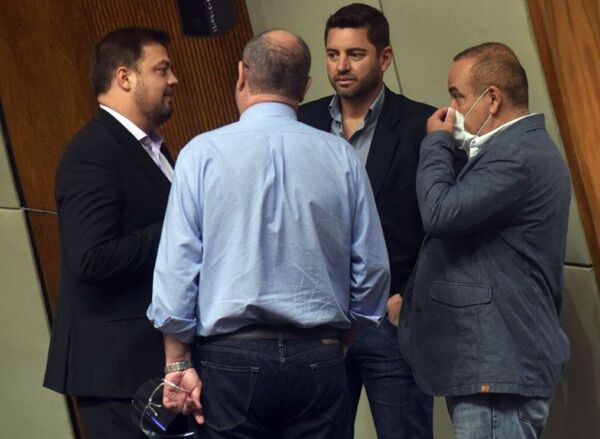 Bachi ironiza y pide a oposición poner ojo en Peña y Alliana