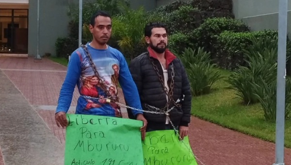 Seguidores de Mbururú se manifiestan frente al Palacio de Justicia de CDE