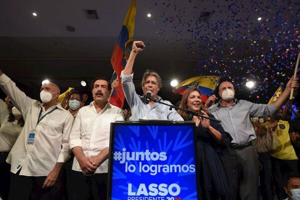 Un Ecuador dividido entrega el poder al conservador Guillermo Lasso