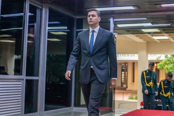 Santiago Peña dispone cambios en las fuerzas militares