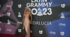 La Nación / Karol G. impresionó con su “look Barbie” en los Latin Grammy 2023