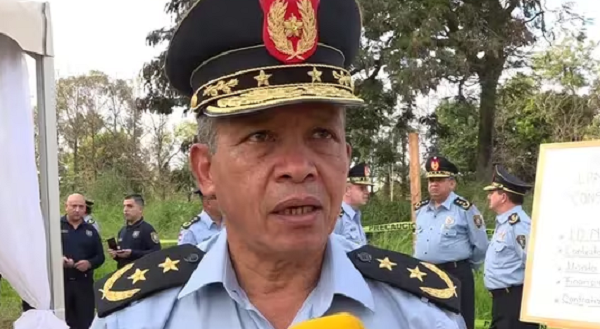 Número 3 de la Policía destituido, acusado de apañar robo de un toro - Noticiero Paraguay