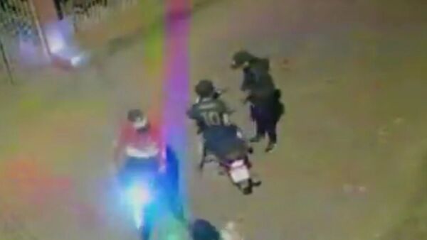Cuatro delincuentes rodearon a pareja para robarles la moto
