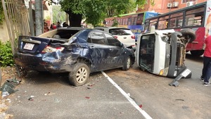 Diario HOY | Choque entre dos ómnibus deja múltiples heridos en el microcentro de Asunción