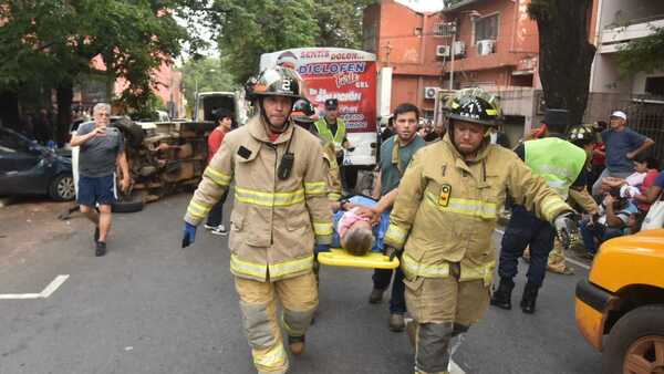Cuádruple choque deja unos 15 heridos en Asunción