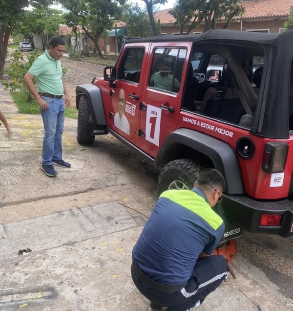 Patrulla Municipal de Asunción pone cepo a vehículo con imagen de Bachi Nuñez